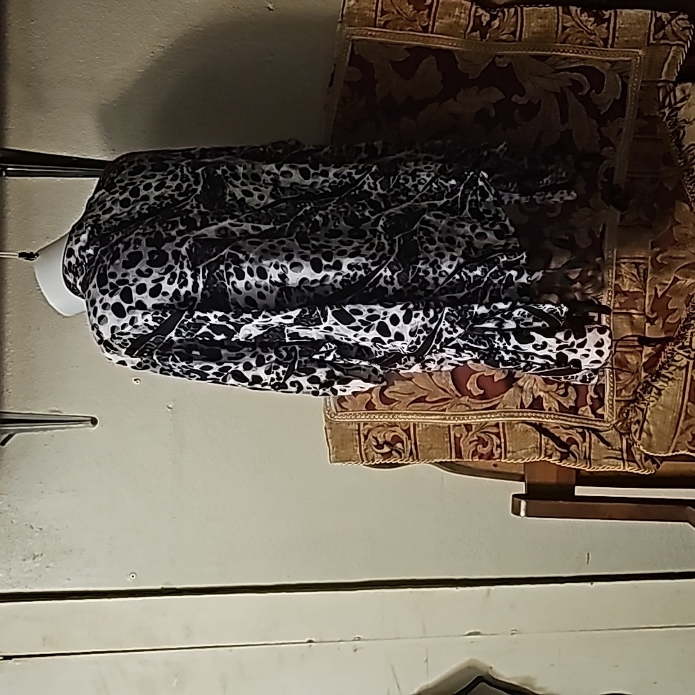 BLUE BLACK AND WHITE WOMENS LIGHT WEIGHT HIP LENGTH COVER UP LIKE NEW